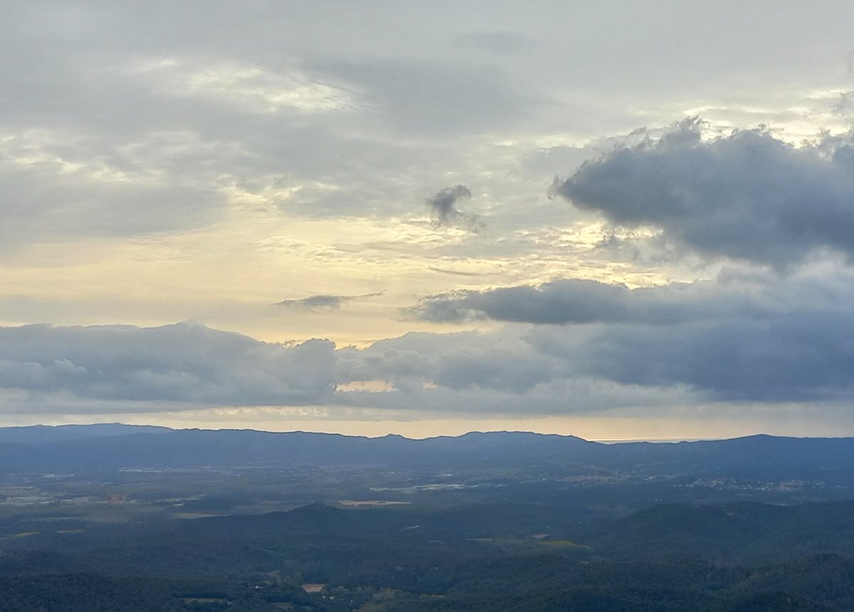 Plomalls de gris octubre
sobre la plana de la Selva.
En la llunyania,
el present;
sovint estreny 
amb puny tancat
i ennuega;
però cal llegir al dia a dia
totes les llums i les ombres
per entendre,
potser, futurs transparents.