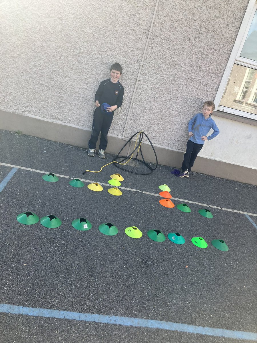 I love the imagination of children. Golden time building 🏠🌳⭐️ Maith sibh buachaillí 👦🏽 👏🏻