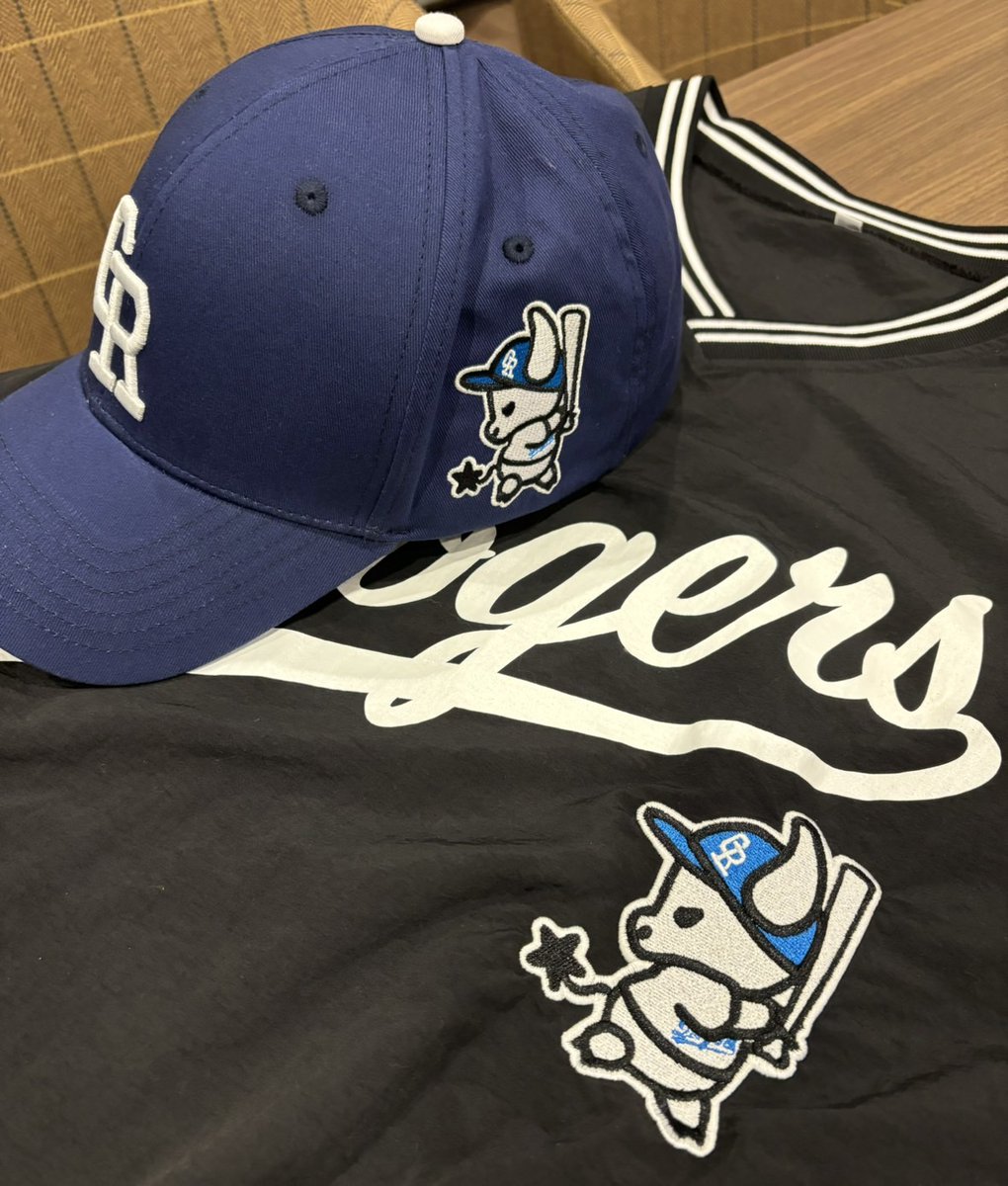 ＼ ﾁﾗｯ ／

新グッズ鋭意制作中🧢👕

本日は勝利の記念に皆様にチラ見せさせていただきました⚾️
11月下旬（予定は未定🙇‍♀️）発売に向けて頑張ります❤️‍🔥