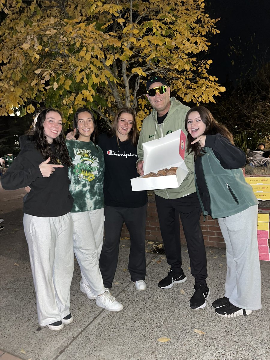 Kelly Graves (@goduckskg) on Twitter photo At <a href="/CollegeGameDay/">College GameDay</a> at 4am handing out donuts to the students and my besties #claire #lauren #elizabeth #alyvia #goducks At <a href="/CollegeGameDay/">College GameDay</a> at 4am handing out donuts to the students and my besties #claire #lauren #elizabeth #alyvia #goducks