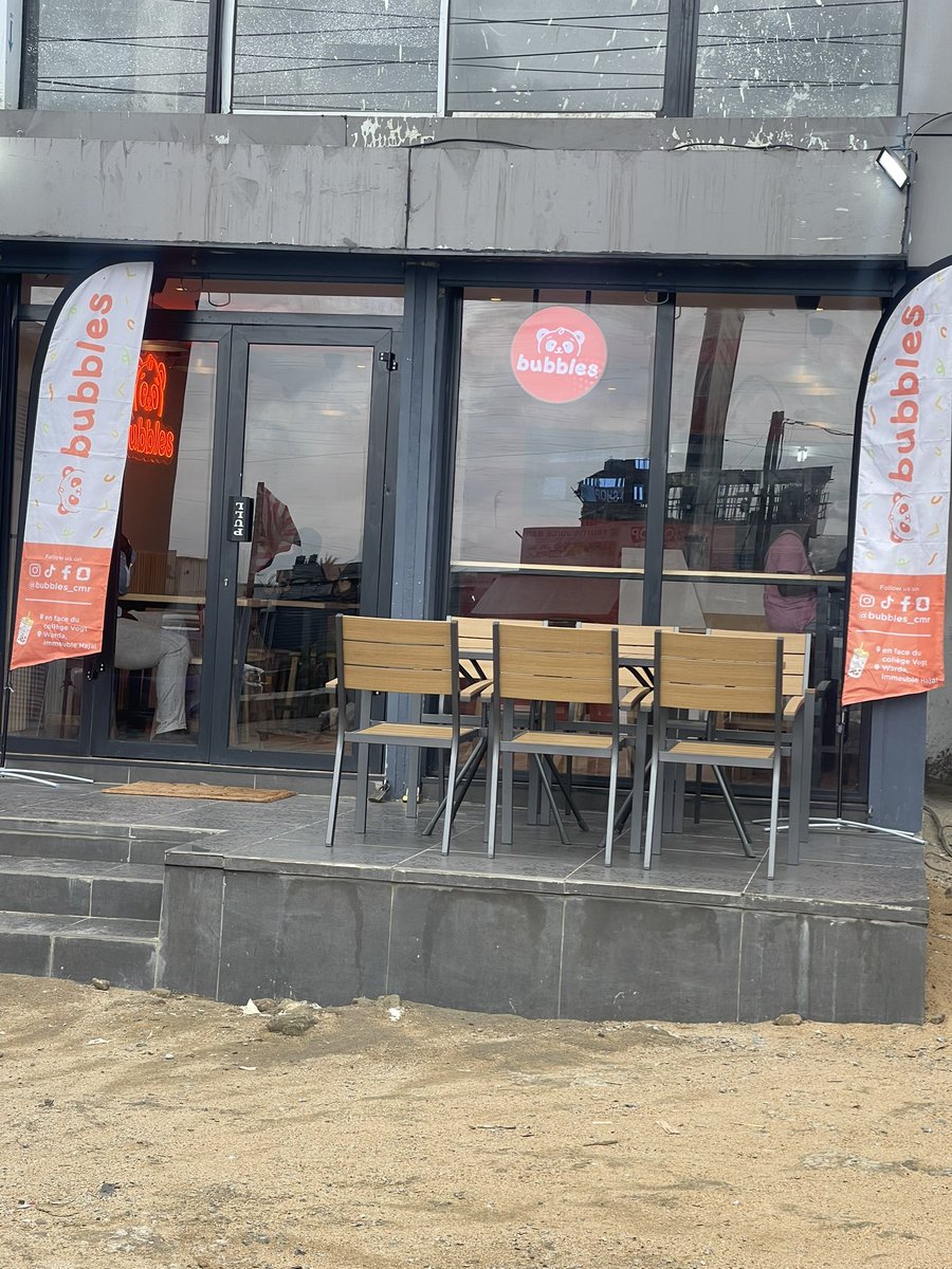 TataFanny16's tweet photo. Nom:BUBBLES
📍: Bonamoussadi, Rond-point Maetur
💸:[2.000-10000]
Accessibilité et Sécurité : 3/5
Confort et déco:3/5
Propreté :4/5
Service :4/5
Petit espace Agréable 💋💋 https://t.co/TjAbmAXGLT