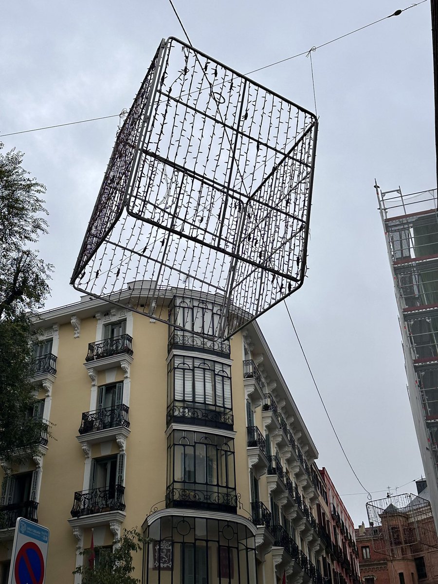 12 de Octubre. Día de la Hispanidad y ya aprovechamos para empezar con la Navidad en la calle Pez.