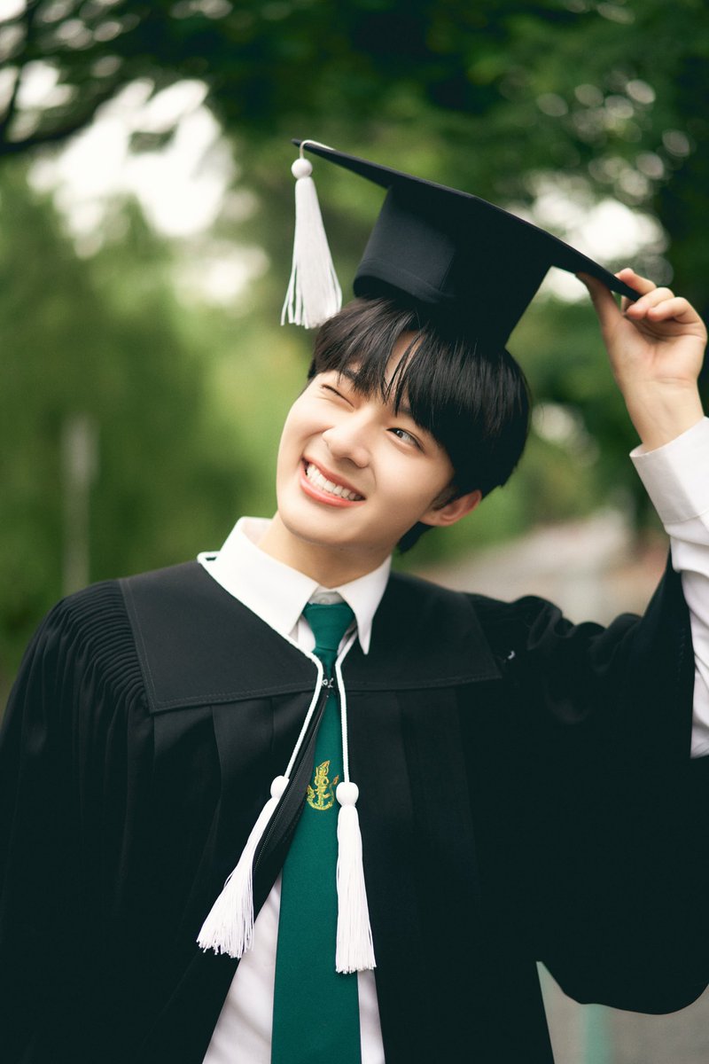 NuNewLife's tweet photo. Já se passou 1 ano desse grande dia , Eu ainda falo com Orgulho dele 😭😭
#นุนิวเกียรตินิยมอันดับหนึ่ง
#NuNewGraduationDay https://t.co/dYMh9Jc9rB