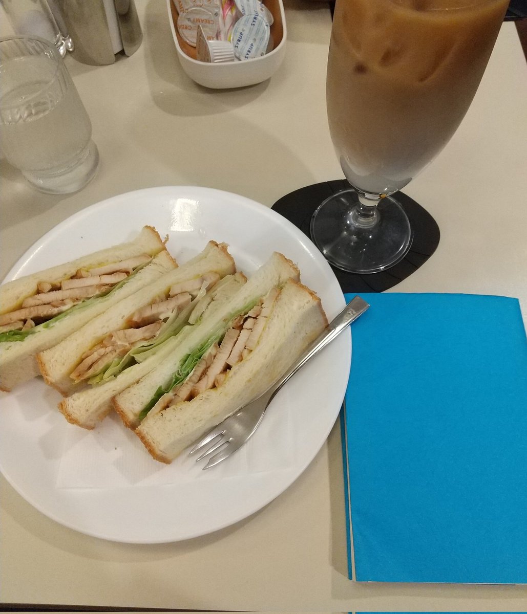 カフェで読書😊
夜読書最近はまっています❗️