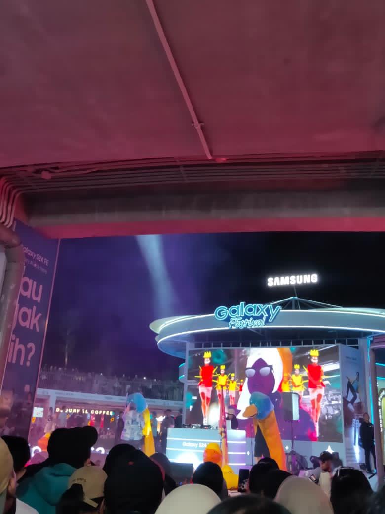 maulf__'s tweet photo. dipaksambyar with @feelkoplo di acara @samsungID #GalaxyFEstival #galaxys24FE https://t.co/cotHeB7fW0