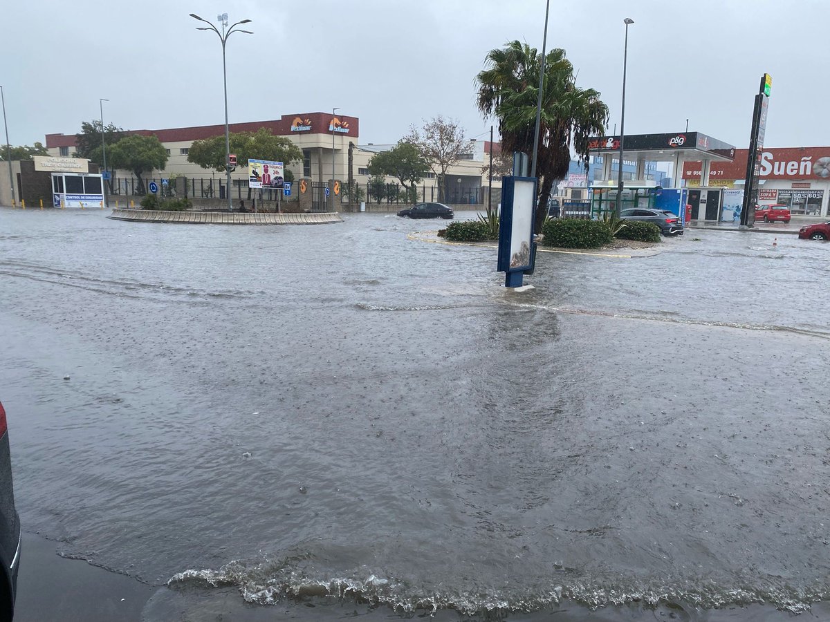 ⛈️ #EstáPasando

Así está el Polígono Tres Caminos a causa de las lluvias. 

#BorrascaKirk #PuertoReal