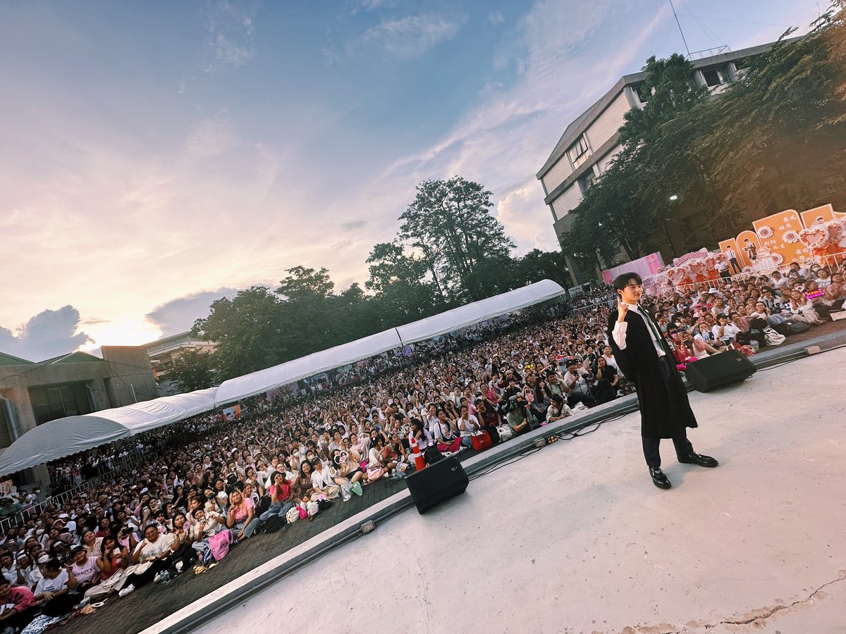 zhoccho's tweet photo. 1 ปีผ่านไปไวมาก วันนี้เมื่อปีที่แล้วดีใจที่ได้เป็นส่วนหนึ่งในการแสดงความยินดีกับเด็กดีเกียรตินิยมันดับหนึ่งคนนี้
#นุนิวเกียรตินิยมอันดับหนึ่ง
#NuNewGraduationDay
#NuNew https://t.co/JOX55HBaOi