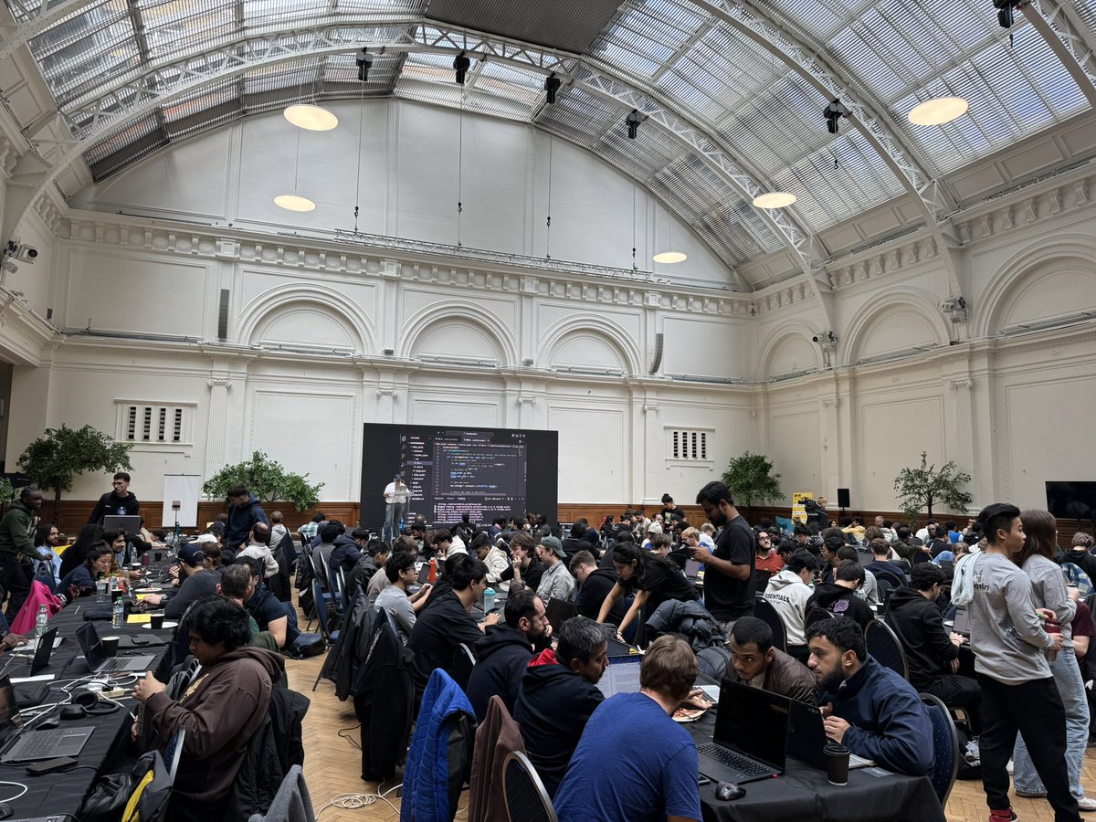 easya_app's tweet photo. 🎤 @CarstenJacobsen on stage live coding as he walks our gigabrains through how to @BuildOnStellar 🧑‍💻 https://t.co/euqiIJeivj