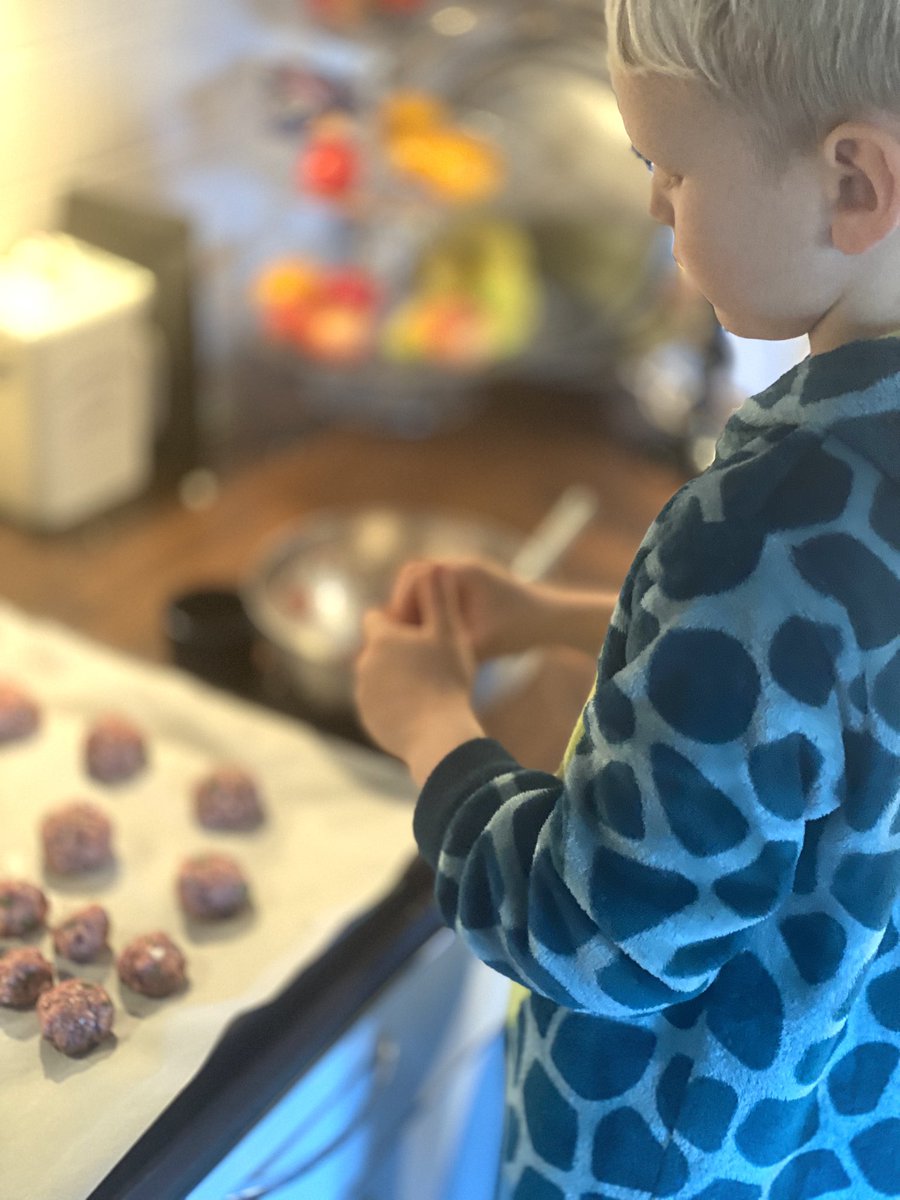 Ihana apulainen aamupäivän ruuanvalmistuksessa. Ekaluokkalaiselta onnistuivat hienosti, sienten paisto, lihapullien pyöritys, salaatin teko ja maistelu. Mummi:”Tämä oli paras päivä!”❤️#lapsenlapsi