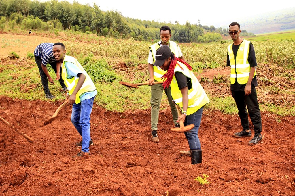 Rwamagana District (@rwamaganadistr) on Twitter photo Urubyiruko rwo mu Karere rwakoze #Umuganda wibanze ku kurwanya isuri, gukora ibibuga by'umupira no gukumira ingaruka z'ibiza. Visimeya <a href="/rrkagabo/">Richards RK</a> n'abandi bayobozi bifatanyije n'Urubyiruko rw'i Munyaga bakora inzira y'amazi yateraga isuri mu mirima yo mu gishanga cya Cyaruhogo. Urubyiruko rwo mu Karere rwakoze #Umuganda wibanze ku kurwanya isuri, gukora ibibuga by'umupira no gukumira ingaruka z'ibiza. Visimeya <a href="/rrkagabo/">Richards RK</a> n'abandi bayobozi bifatanyije n'Urubyiruko rw'i Munyaga bakora inzira y'amazi yateraga isuri mu mirima yo mu gishanga cya Cyaruhogo.