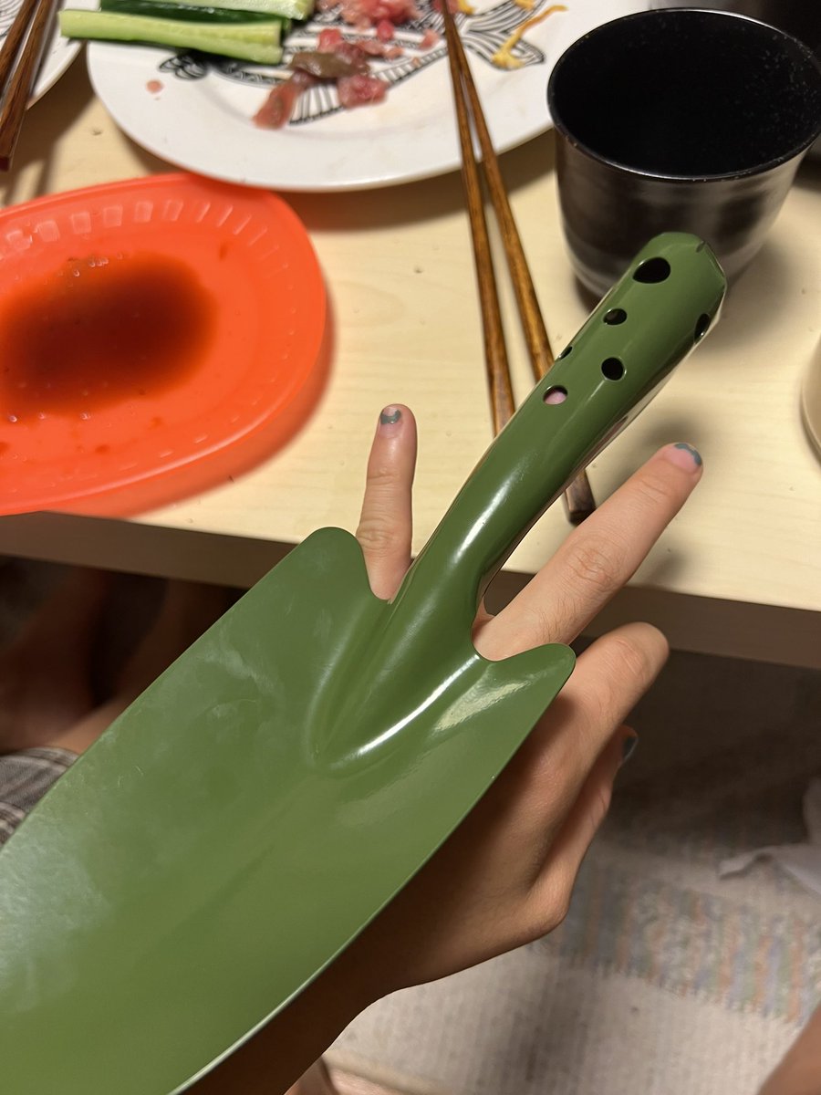 I_LOVE_Clown's tweet photo. 悲報
スコップに指入れたらマジで取れなくなった件

これどうすりゃええの？油さして死ぬ気で引っ張っても取れんのやが https://t.co/zByqqmPeJh