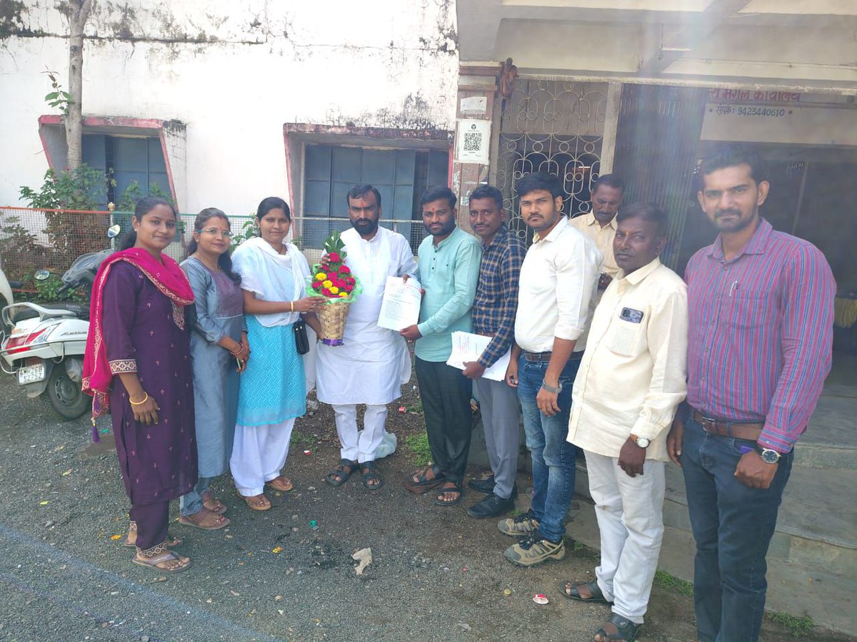 kamblesandeep12's tweet photo. आज आमदार बालाजी कल्याणकर साहेब यांना शिक्षण सेवक कालावधी कमी व कंत्राट शिक्षकभरती निर्णय रद्द करण्यासाठी निवेदन देऊन उद्या मुख्यमंत्री एकनाथ शिंदे साहेब यांची भेट करून देण्यासाठी सकारात्मक चर्चा झाली , मुख्यमंत्री साहेब यांची भेट होणार असून नांदेड जिल्हा परिसरातील सर्व शिक्षणसेवक व अभियोग्यताधारक उपस्थित राहण्याचे आवाहन करण्यात येत आहे.!
आज उपस्थित माझ्यासह सतीश गोपतवाडसर, गणेश तुमवाडसर, माजीद पठाणसर, मीरा आठवलेमॅडम, अश्विनी लाठकरमॅडम, पुजा कोटलवारमॅडम* उपस्थित होते
@mieknathshinde @Prksh_Ambedkar
@SanjivBhorPatil