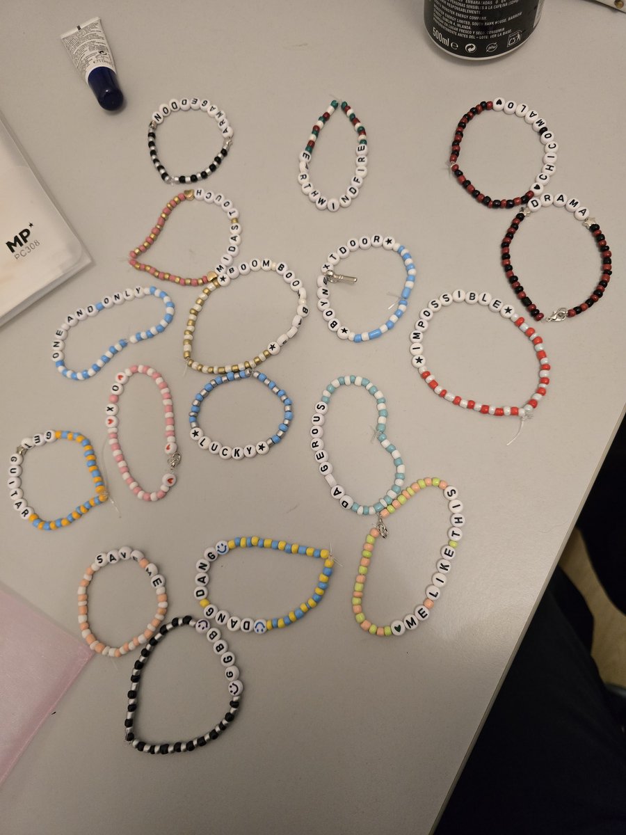 carmeniaz12's tweet photo. Tengo algunas pulseras para dar o intercambiar en el musicbank, estaré en la cola de 95€ a las 3pm♥️ https://t.co/5EszOvUQTQ