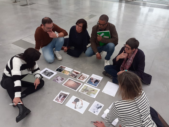 MarquetJeanPie1's tweet photo. Retour sur une journée de formation et de pratique autour des questions du culture artistique #EAC et de la note d'intention pour une exposition, sujet du baccalauréat #artsplastiques . En savoir plus https://t.co/hjFBWZnt97 https://t.co/W8BSuo6Ri6