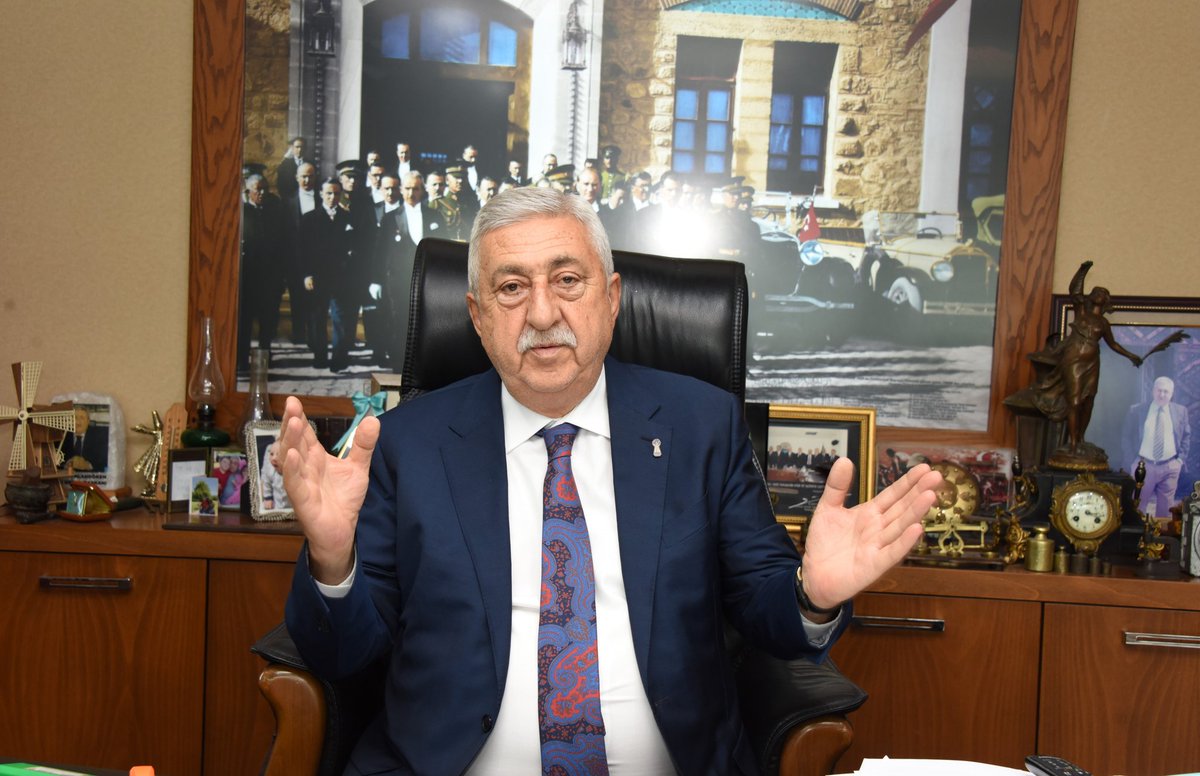 KARTLI ALIŞVERİŞLERİN KOMİSYONU ESNAFI YAKTI

Kredi kartı ile yapılan alışveriş gerçekten de çok arttı. Kart kullanma oranı yüzde 85 civarı. Nakit para nerdeyse esnafın eline değmeden gidiyor. Ancak kredi kartı maliyetleri de çok yüksek. Esnafın kazanamadığı parayı arada komisyon