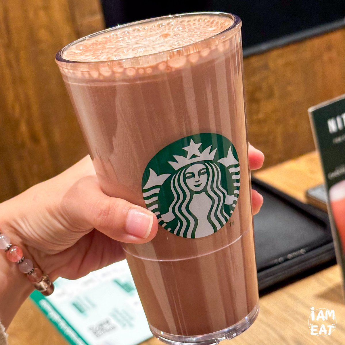 iamEatt's tweet photo. 🍫โคตรอร่อยยยย ช็อกโกแลตไนโตร Starbucks หอมอร่อยละมุนมากกก ช็อกโกแลตเข้มข้นกดนมไนโตรลงไปได้ความละมุน เมนูนี้จะไม่ใส่น้ำแข็ง รสชาติไม่หวานมาก ละมุนถูกใจสุดๆ ดื่มแปปเดียวหมด เพลินเว่อร์!!

📍Starbucks @aroii https://t.co/jawwVxO9Ix
