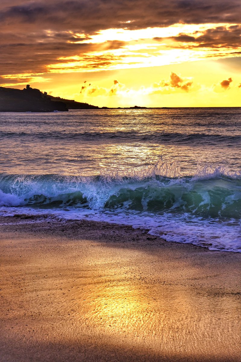 gemmak500's tweet photo. Sunset waves.
#cornwall #kernow #lovecornwall #uk #explorecornwall #cornishcoast #sea #ocean #capturingcornwall #stives #stivescornwall #porthmeor #surf #waves #beach #surfing #sunset #goldenhour #cloudporn #redsky #reflection #clouds #waves #sundown @beauty_cornwall https://t.co/DWVbf84fLT