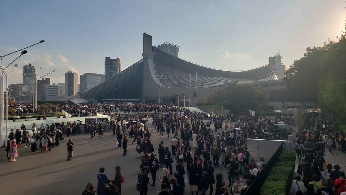 zakuro0508's tweet photo. ヴィジュアル系の可能性を感じる光景です。
しかし原宿駅の人混み半端無い。 https://t.co/xO5kqehW5w