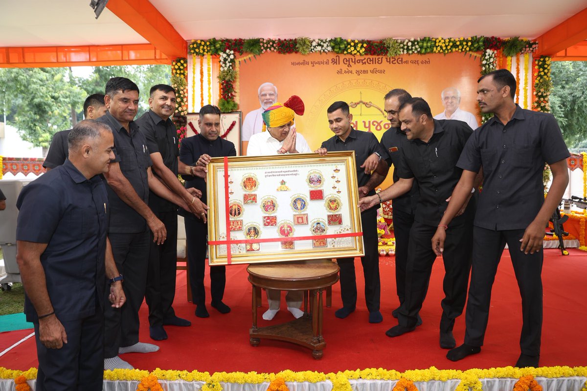 મુખ્યમંત્રી શ્રી ભૂપેન્દ્રભાઈ પટેલે આજના વિજયાદશમી પર્વ નિમિત્તે ગાંધીનગર સ્થિત મુખ્યમંત્રી નિવાસસ્થાને સુરક્ષાકર્મીઓની ઉપસ્થિતિમાં વૈદિક મંત્રોચ્ચાર સાથે શસ્ત્રપૂજન કર્યું હતું. મુખ્યમંત્રીશ્રીએ આસુરી શક્તિઓ પર દૈવી શક્તિના વિજયનો આ અવસર માનવ કલ્યાણનો બની રહે તેવી રાજ્યના સૌ