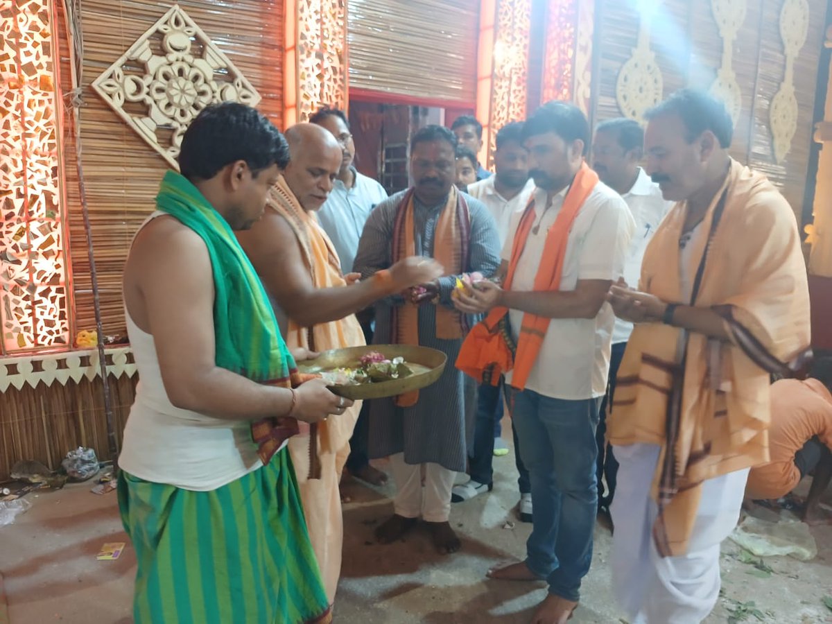 irasisacharya's tweet photo. ମୋର ବିଧାନସଭା ଅନ୍ତର୍ଗତ ସୋହେଲା ଠାରେ ହେଉଥିବା ନବରାତ୍ର ପୂଜାରେ ମାନ୍ୟବର ଗ୍ରାମ୍ୟ ଉନ୍ନୟନ ମନ୍ତ୍ରୀ ଶ୍ରୀ @RabiNaikBJP ଙ୍କ ସହ ମାଁ ଦୁର୍ଗାଦେବୀଙ୍କ ପୂଜାର୍ଚ୍ଚନା କରି ଚାଲିଥିବା ପାର୍ବଣ କାର୍ଯ୍ୟକ୍ରମରେ ଯୋଗଦାନ କଲୁ ll 

#Sohela #SohelaBlock #BhatliConstituency
#parvana #programmer  #JaiMataDi 
#maadurga https://t.co/U2dJn6SbQ0