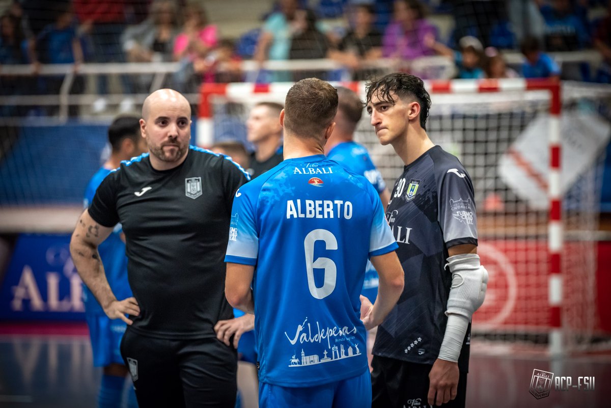 Ayer fue un dia de mucha ilusión, nervios y sueños cumplidos. Tras 6 años en el club pude "debutar" en Primera División dentro del Cuerpo técnico del primer equipo como entrenador de porteros. Una pena el resultado, a seguir trabajando con fuerza. Mil gracias ♥️

<a href="/aurecape/">aure</a> 📸🥹