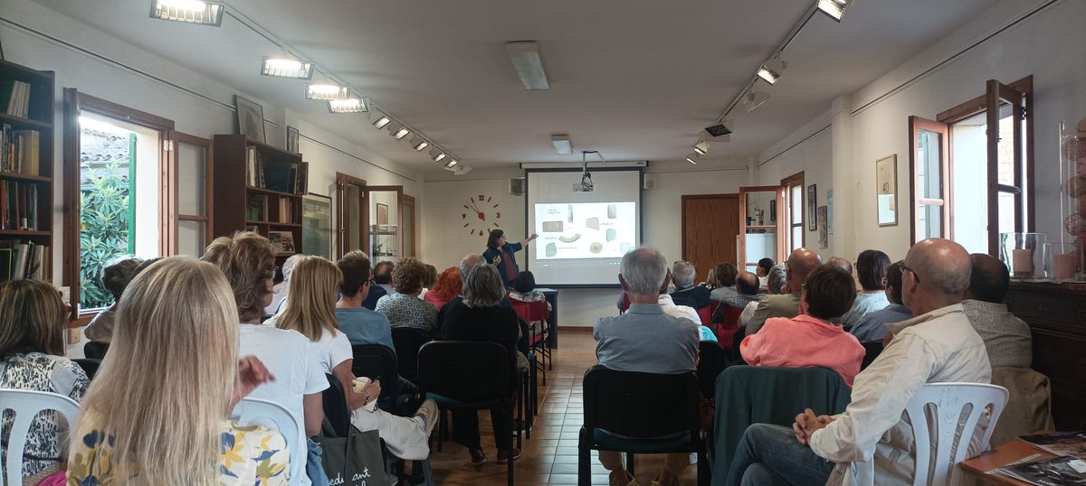 alexgalmes's tweet image. Ahir horabaixa vaig tenir el plaer de poder parlar a l'Associació cultural de Porreres, davant un gran públic, amb la inauguració del curs Lliçons d'Història, amb la sessió Què és la Prehistòria? Una nova mirada al nostre passat més llunyà.
Moltes gràcies per l'acollida.