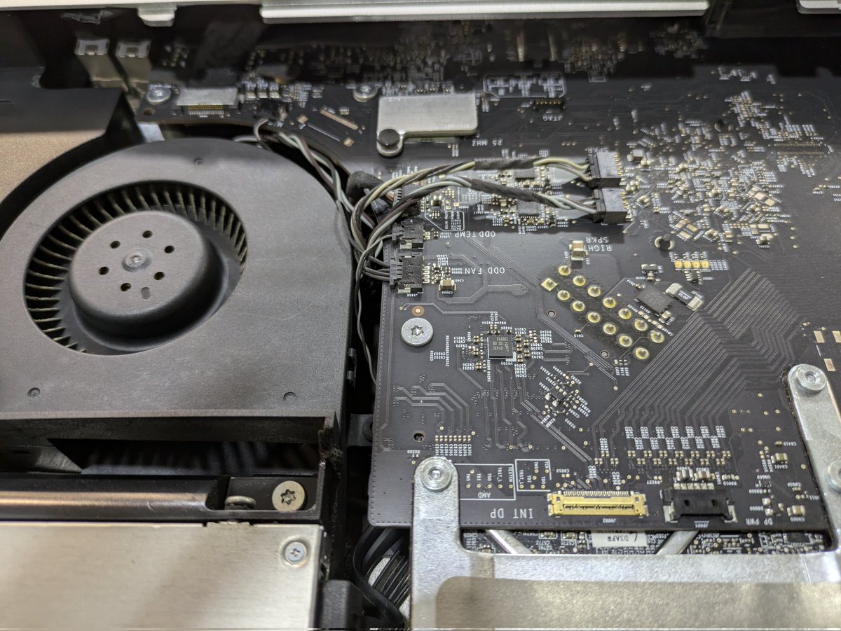 Mantenimiento interno y limpieza del AIO de Apple , sustitución de discos duros e instalación del sistema operativo Mac Os con traspaso de datos. El ordenador llegó con problemas de rendimiento, lentitud excesiva y sobrecalentamiento.