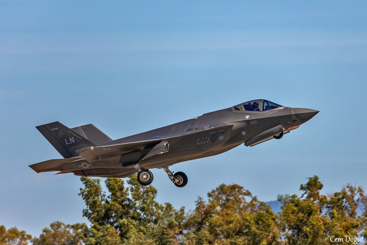 DogutCem's tweet image. Fat Amy kalkışta iniş takımlarını topluyor.
#RaimsteinFlag24 #RAFL24 #LightningII