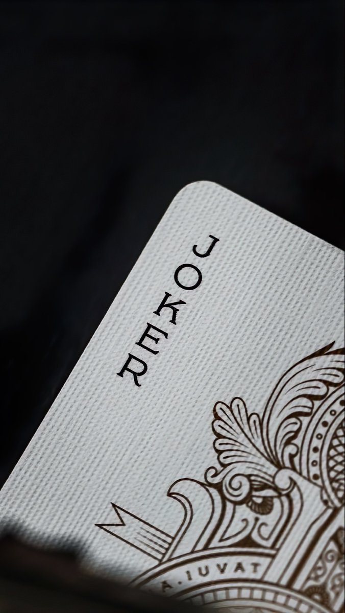 moneyjnr's tweet image. Minimalist Joker wallpaper 🃏