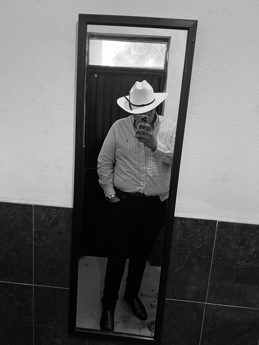 Que bien me veo de sombrero 🤫