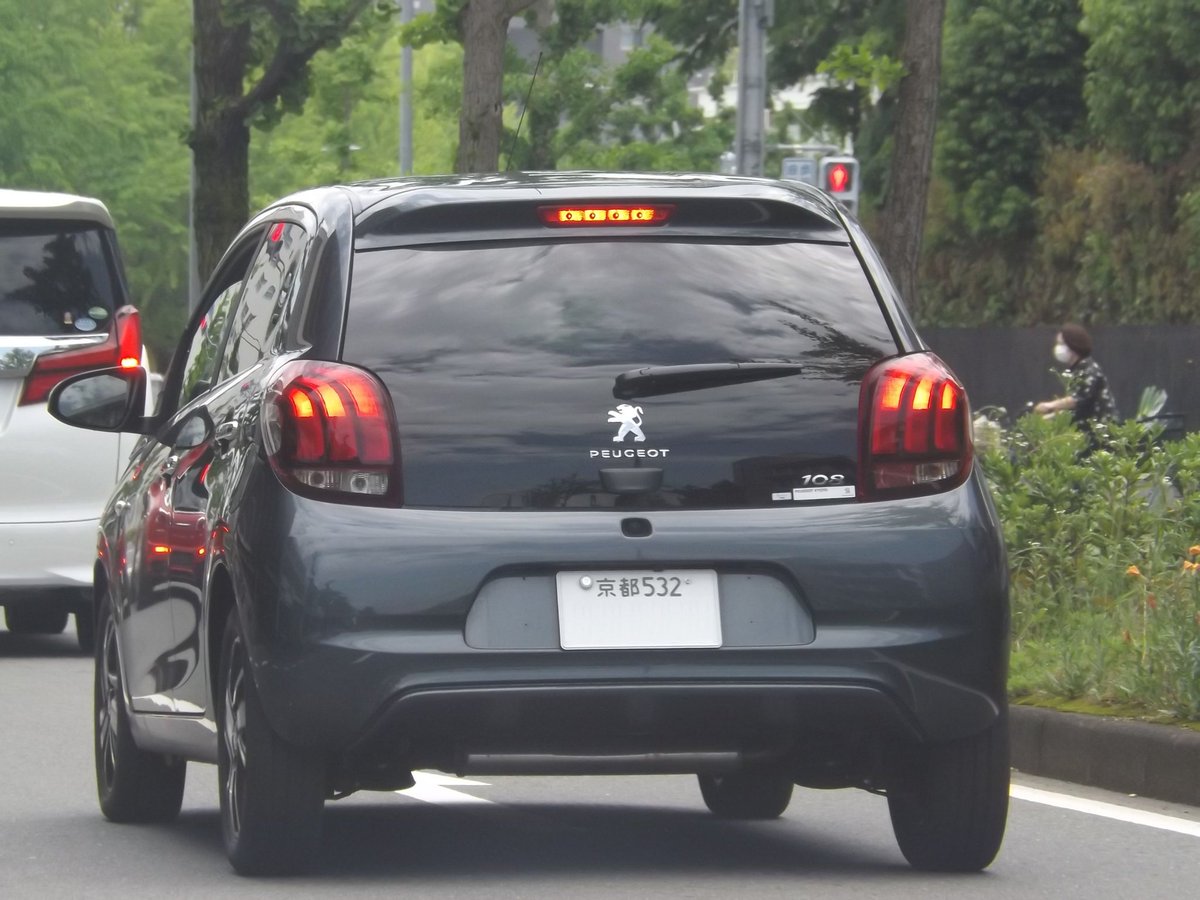 shibatorakotsu's tweet photo. 兄弟車であるプジョー版の107と108はどちらも正規では入って来てはいないものの、同じ京都で見かけています。

やはり京都は魔境です。 https://t.co/qq9mAhUMnK