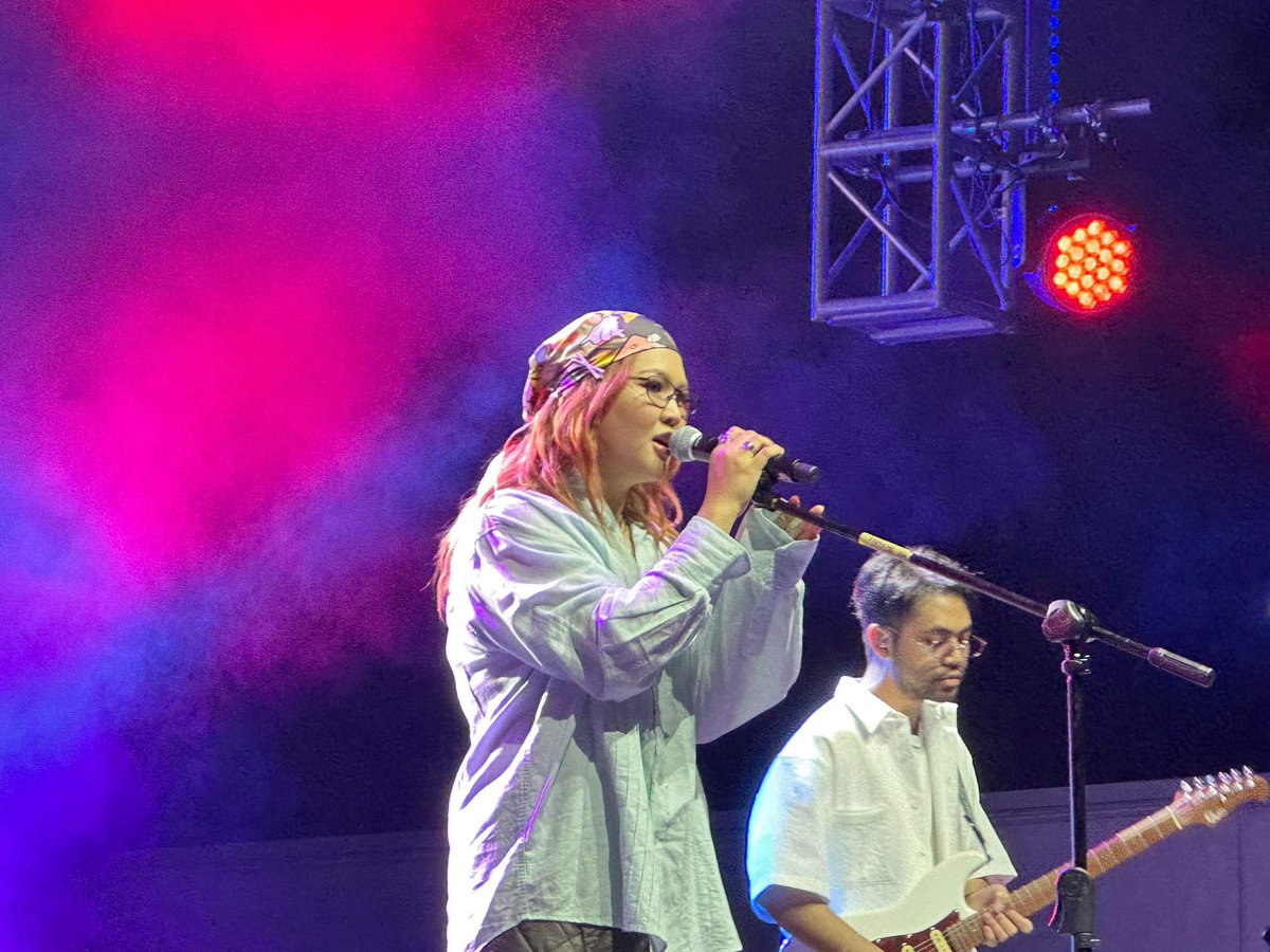 officialhallyup's tweet photo. Thailand-based independent artist Numcha is as captivating as her indie-pop feels. ❤️🩹
Are we your cup of tea, Numcha? 🫖
#Numcha #ASIYAFEST https://t.co/lf0XsDTdCw