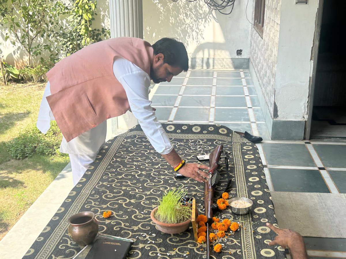 अधर्म पर धर्म की , असत्य पर सत्य की , अंधकार में प्रकाश के विजय के महापर्व 'विजयादशमी' की आप सभी को हार्दिक बधाई ! इस अवसर पर शस्त्र पूजन एवं माता सरस्वती की आराधना की ।