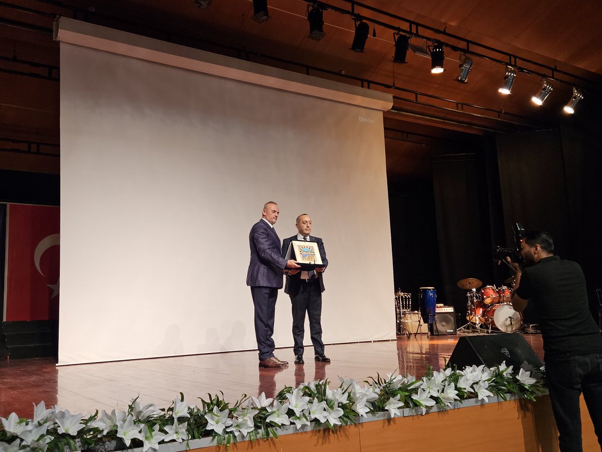 TOZOK1951's tweet photo. "Yapay Zekâ Çağında Okulda İyi Oluş” konulu Sempozyumumuz 19 ilden 600 e yakın öğretmenimizin katılımıyla bugün Gaziantep ilinde üyemiz Özel Sanko Okulları’nın ev sahipliğinde gerçekleştiriliyor. Ev sahibi okulumuzun öğrencilerinin müzik performansının ardından sempozyumun açılış konuşmaları Sanko Okulları Genel Müdürü Fırat Asyalı, Yönetim Kurulu Başkanımız Zafer Öztürk ve Gaziantep İl Milli Eğitim Müdürü Dr. Erdal Kılınç tarafından gerçekleştirildi. Sayın Gaziantep İl Milli Eğitim Müdürümüze etkinliğimize teşrifleri için teşekkür ederiz. @zaferozturkfk @SankoOkul @Firat_Asyali @Gaziantep_MEM