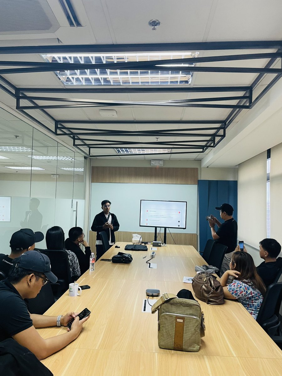 arweaveph's tweet photo. 𝐇𝐚𝐩𝐩𝐞𝐧𝐢𝐧𝐠 𝐧𝐨𝐰: an intimate Arweave PH Builders’ Meet-up with our mentors Merdi Kim, @theointech , and @CALVS100804 !
#ArweavePH #onlyarweave #BuildersMeet #DevChallenge https://t.co/qo3VTZ776I