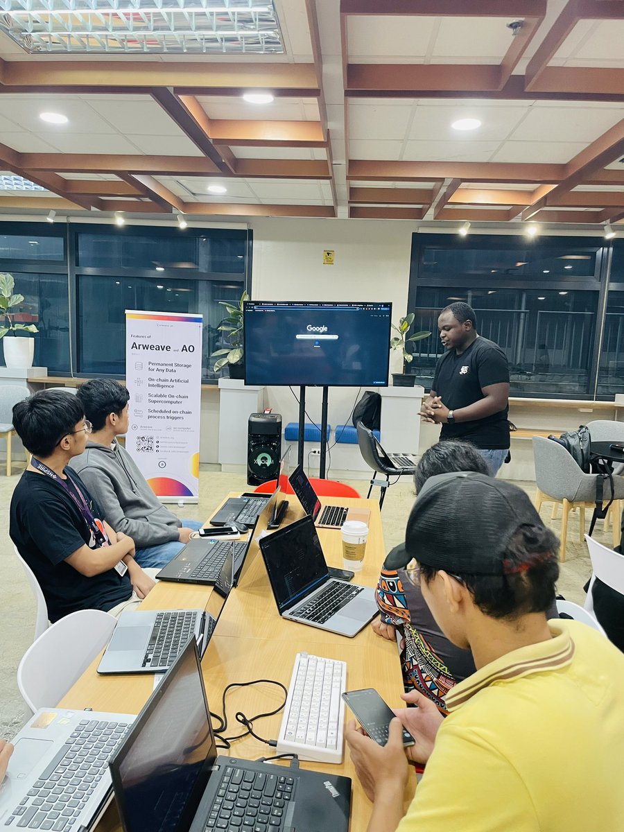 arweaveph's tweet photo. 𝐇𝐚𝐩𝐩𝐞𝐧𝐢𝐧𝐠 𝐧𝐨𝐰: an intimate Arweave PH Builders’ Meet-up with our mentors Merdi Kim, @theointech , and @CALVS100804 !
#ArweavePH #onlyarweave #BuildersMeet #DevChallenge https://t.co/qo3VTZ776I