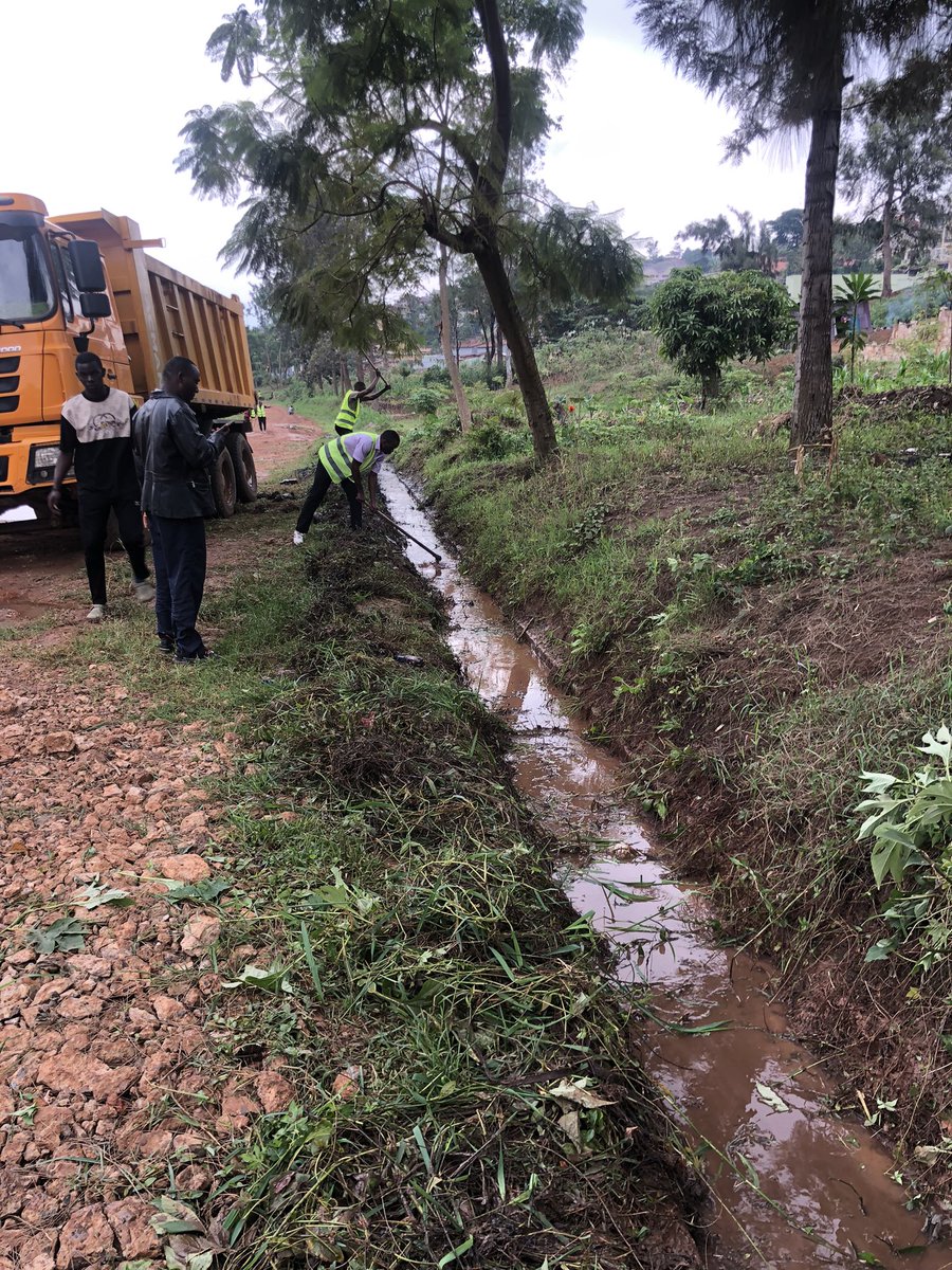 Biri kuba <a href="/RwandaYouthVol1/">Rwanda Youth Volunteers</a> muri <a href="/Kacyirusector/">Kacyiru Sector</a> Urubyiruko rw’Abakorerabushake rwazindukiye mugikorwa cyo gutunganya no gusukura za Rigori na Ruhurura ,”Murwego rwo kurwanya Isuri .
Youth Volunteers, Ntakudohoka mugukora ibikorwa bihoza umuturage ku Isonga.<a href="/RYVCP_Gasabo/">GASABO YOUTH VOLUNTEERS</a>