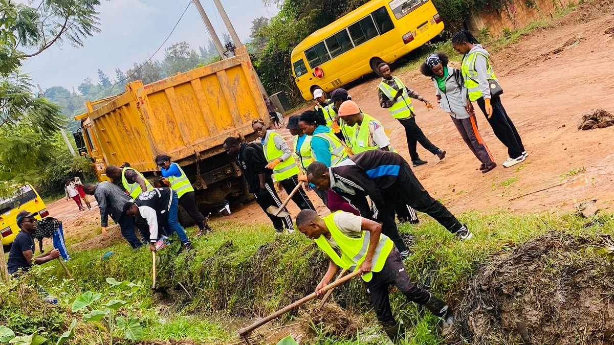 RYVCPKACYIRU's tweet photo. Biri kuba @RwandaYouthVol1 muri @Kacyirusector Urubyiruko rw’Abakorerabushake rwazindukiye mugikorwa cyo gutunganya no gusukura za Rigori na Ruhurura ,”Murwego rwo kurwanya Isuri .
Youth Volunteers, Ntakudohoka mugukora ibikorwa bihoza umuturage ku Isonga.@RYVCP_Gasabo https://t.co/Mqd75kuqkv