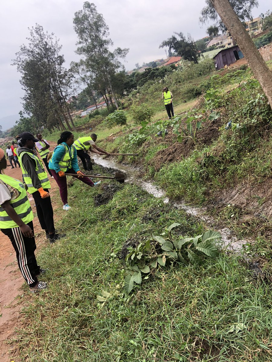 RYVCPKACYIRU's tweet photo. Biri kuba @RwandaYouthVol1 muri @Kacyirusector Urubyiruko rw’Abakorerabushake rwazindukiye mugikorwa cyo gutunganya no gusukura za Rigori na Ruhurura ,”Murwego rwo kurwanya Isuri .
Youth Volunteers, Ntakudohoka mugukora ibikorwa bihoza umuturage ku Isonga.@RYVCP_Gasabo https://t.co/Mqd75kuqkv