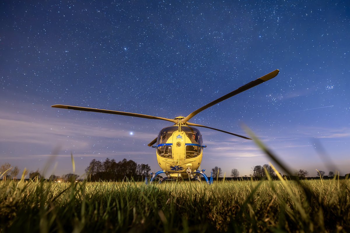 Každý pátý vzlet <a href="/zzskhk/">ZZS KHK</a> probíhá v noci. V loňském roce jich dokonce uskutečnila nejvíc v celé republice. Čas od času posádce vrtulníku na cestu svítí i nebe plné hvězd.