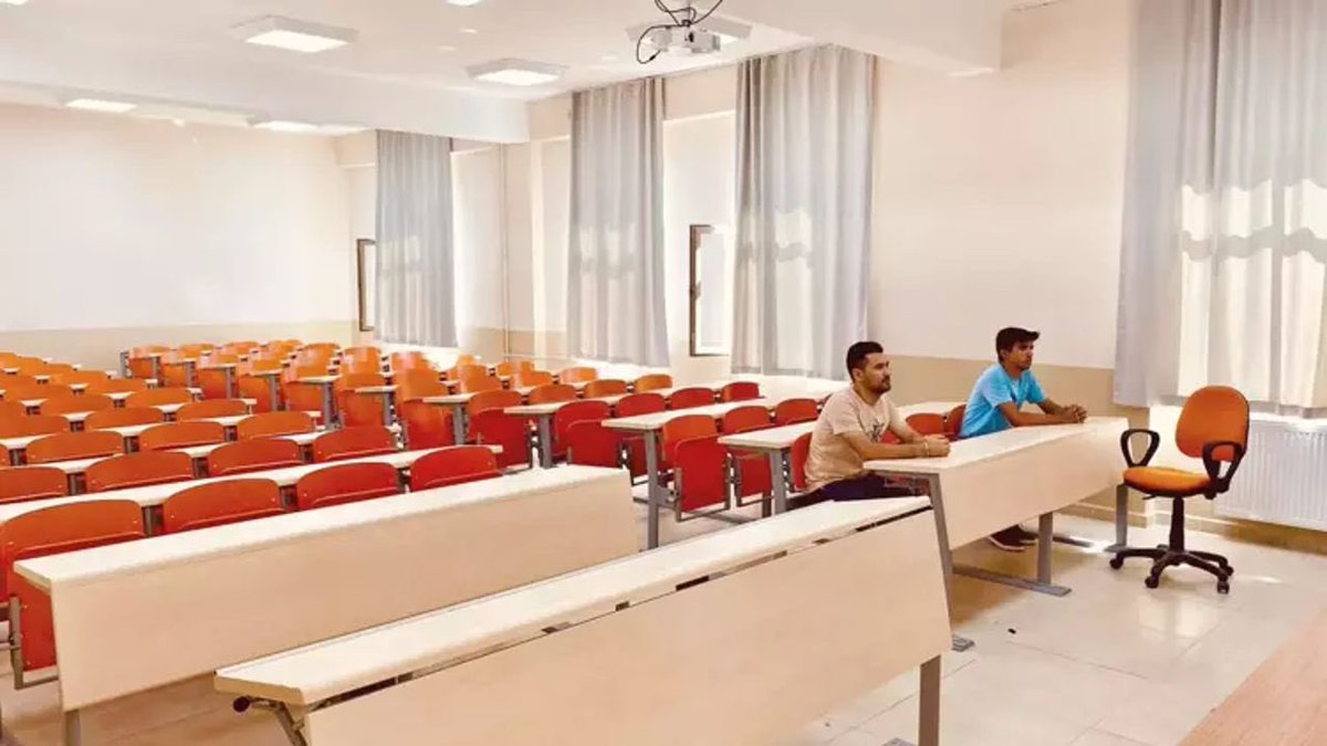 2 öğrenciye 17 öğretim görevlisi! 

Ataması yapılmayan öğretmen kervanına katılmak istemeyen öğrenciler eğitim fakültelerini tercih listesinden çıkardı. 

Aksaray Üniversitesi'nde Fen Bilgisi Öğretmenliği'ni bu sene yalnızca iki öğrenci tercih etti. 

İki öğrenciye ders veren 17