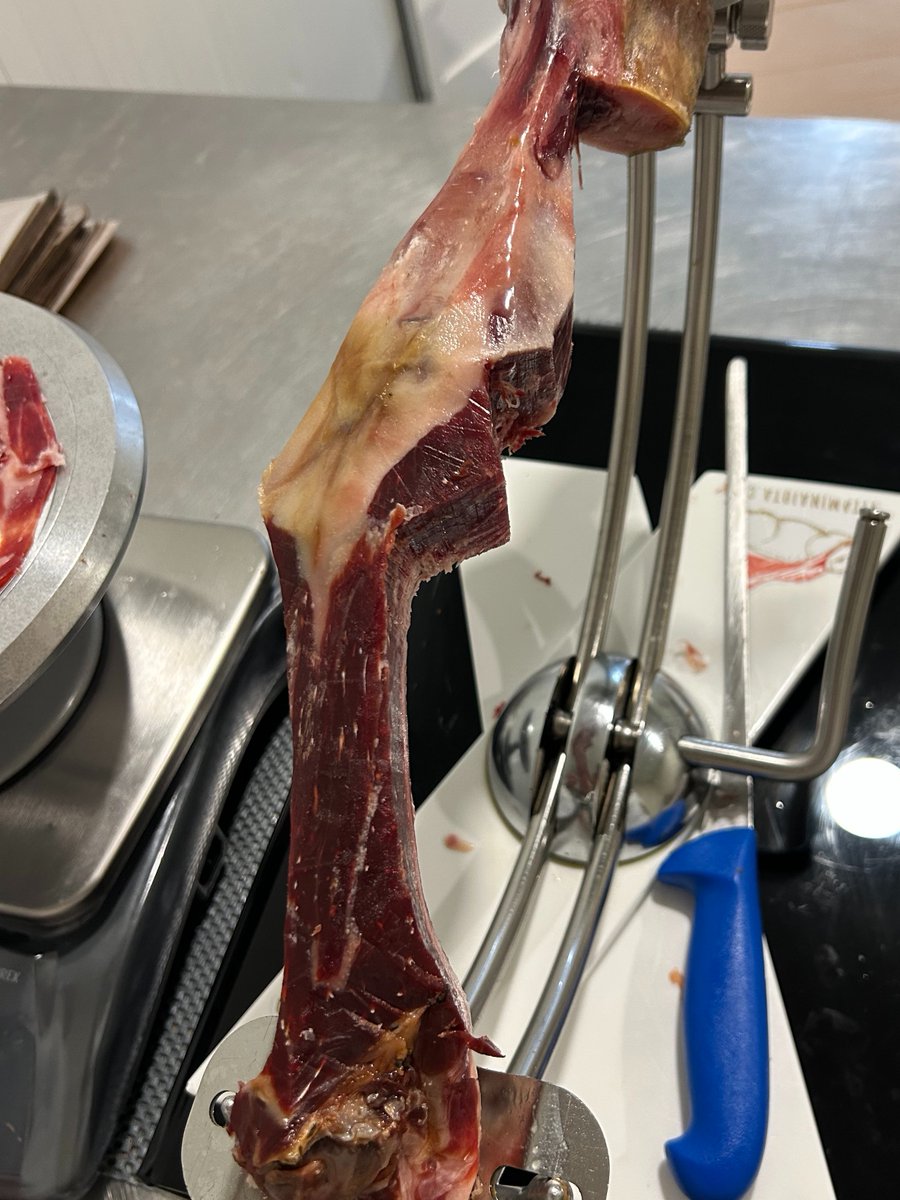 1/ ¿Sabes en que momento hay que darle la vuelta al jamón? 

Existe un momento justo en el que hay que darle la vuelta al jamón para no arruinar el corte en casa. 

te lo cuento: