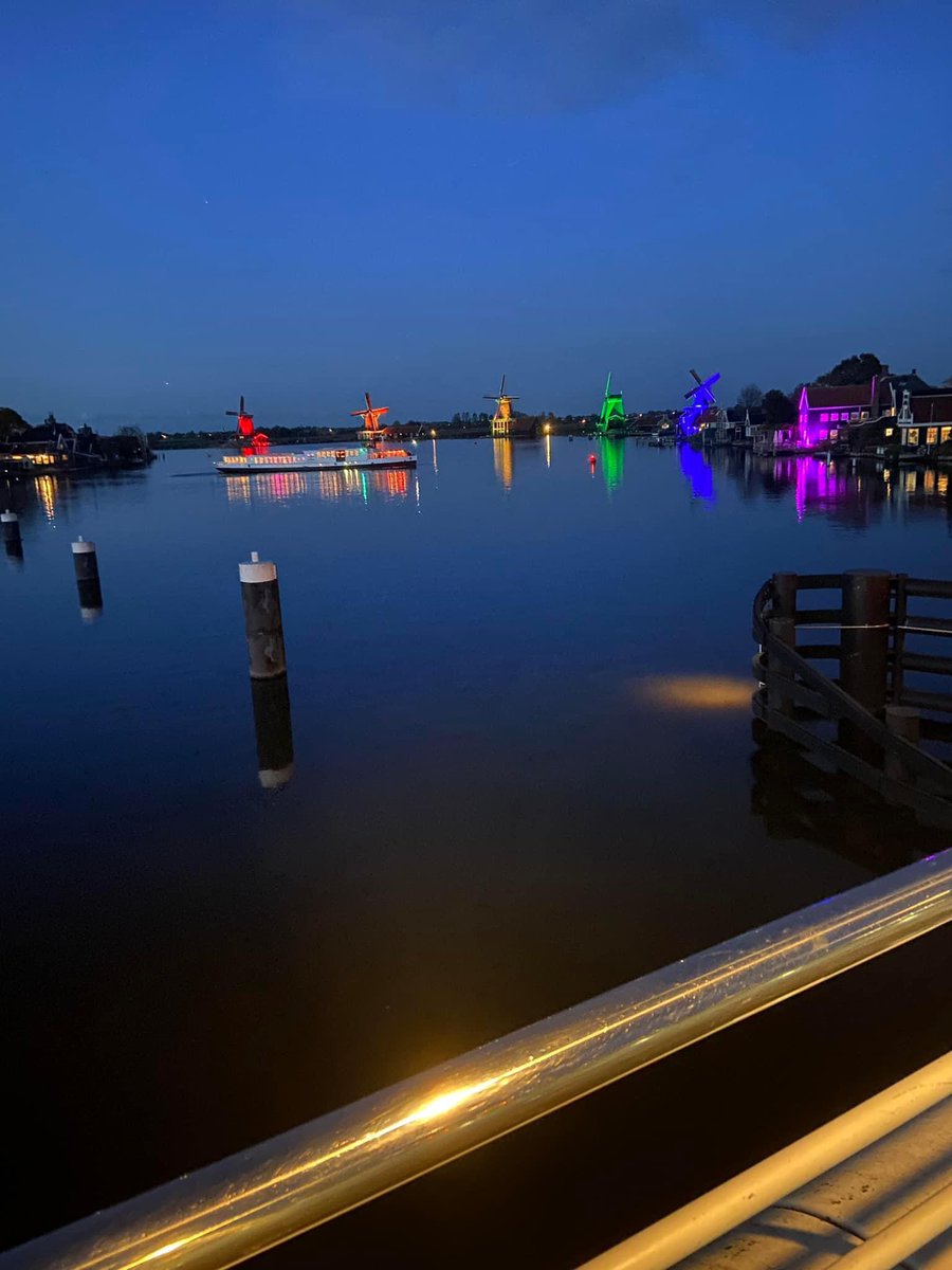 De Zaanstreek In Alle Kleuren 🏳️‍🌈🫶💜Coming Outdag 2024 genoten van prachtig molenpanorama van de Zaansche Molen, tientallen mensen genoten vanaf de Julianabrug. 🏳️‍🌈 @rozezaterdag075 #rozezaterdag075 #ZaanPride #dezaanseregenboog #comingoutdag #gemeentezaanstad #comingoutdag2024