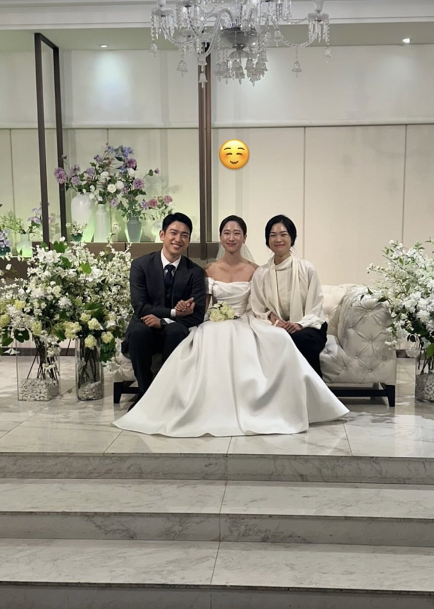 pjyfile's tweet photo. jinyoung with his sisters 🤍 https://t.co/0wRt8sCYSK