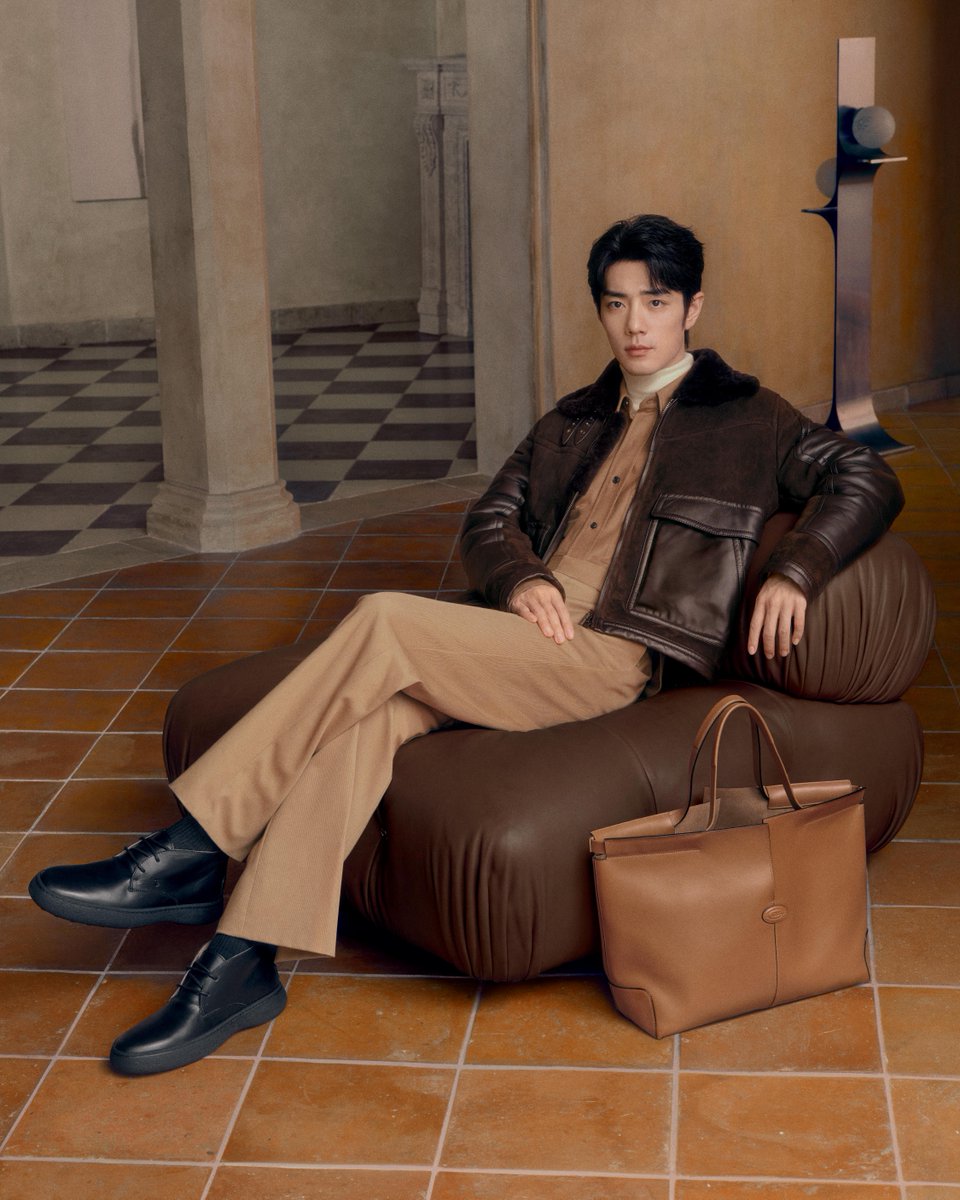 In a perfect interpretation of Tod's lifestyle, Global Brand Ambassador #XiaoZhan stars in Tod's Fall-Winter 2024/2025 adv campaign, wearing Tod's iconic staples.
Discover more at: rebrand.ly/izckgui 
#TodsFW24 #Tods
