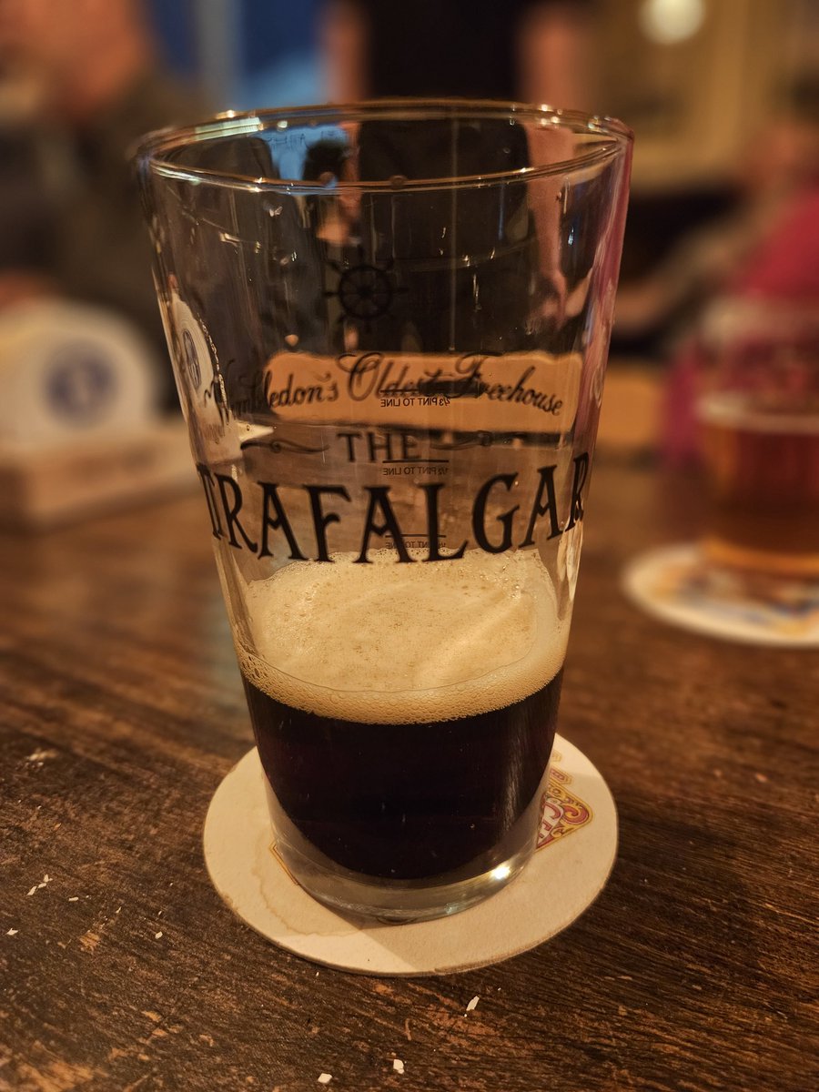 StephenNDW's tweet photo. @TrafalgarSW19 Autumn 🍂 Friday night so a warming full community #pub under Oli's stewardship for dark #cask beer like this porter and being beaten again at backgammon @adriana__pino https://t.co/BDBo1CmZ5D