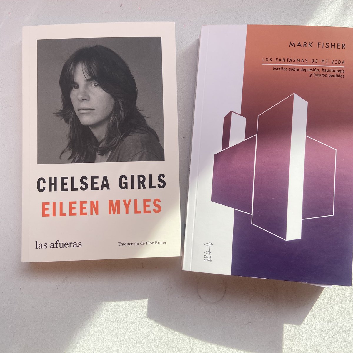 Alguien que me quiere mucho (yo) fue ayer a la feria del libro y me trajo esta camiseta.