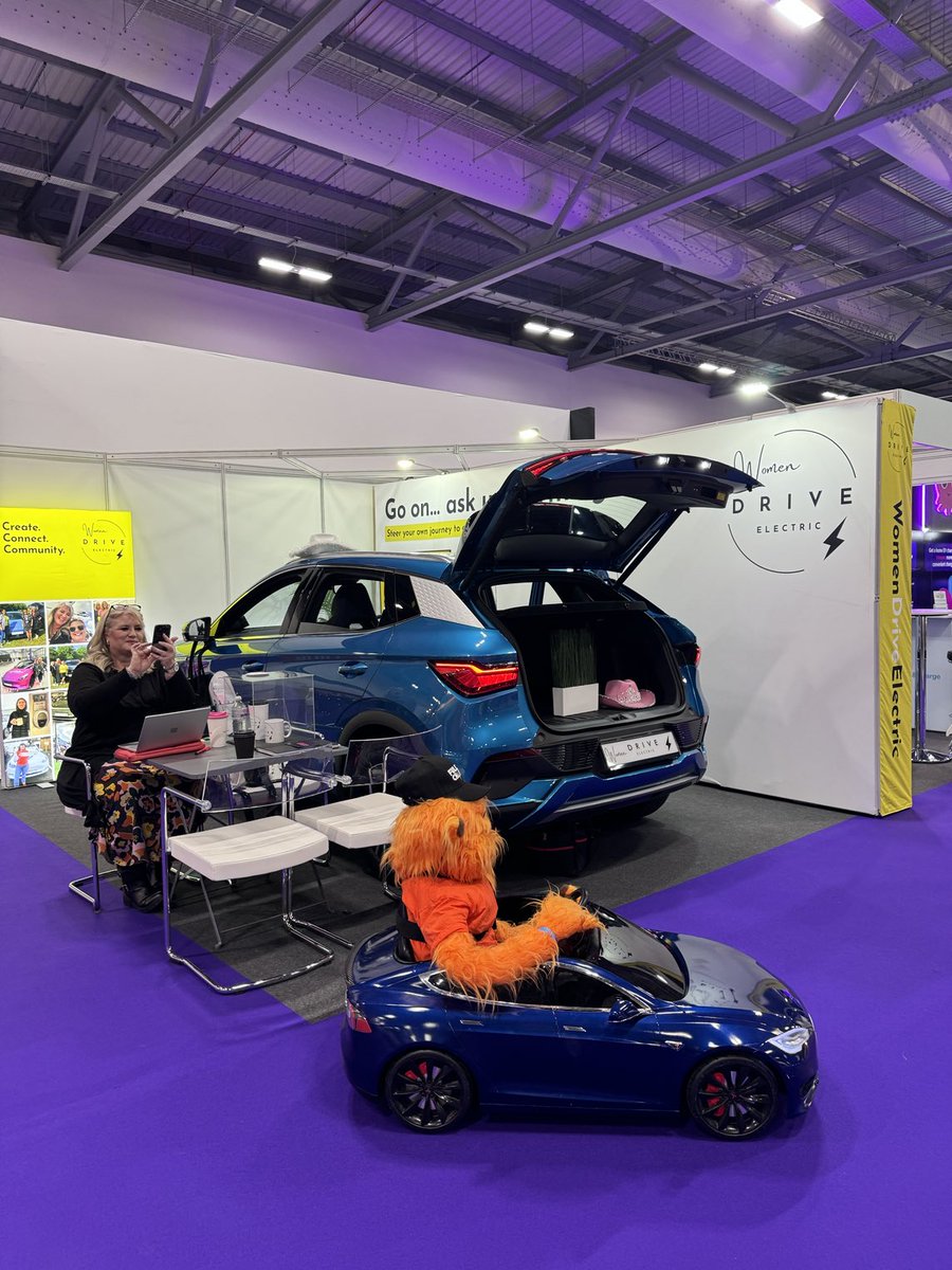 WomenDriveEV's tweet photo. Look who stopped by?
#fullychargedlive #everythingelectricshow https://t.co/qxOmXAUp2Z