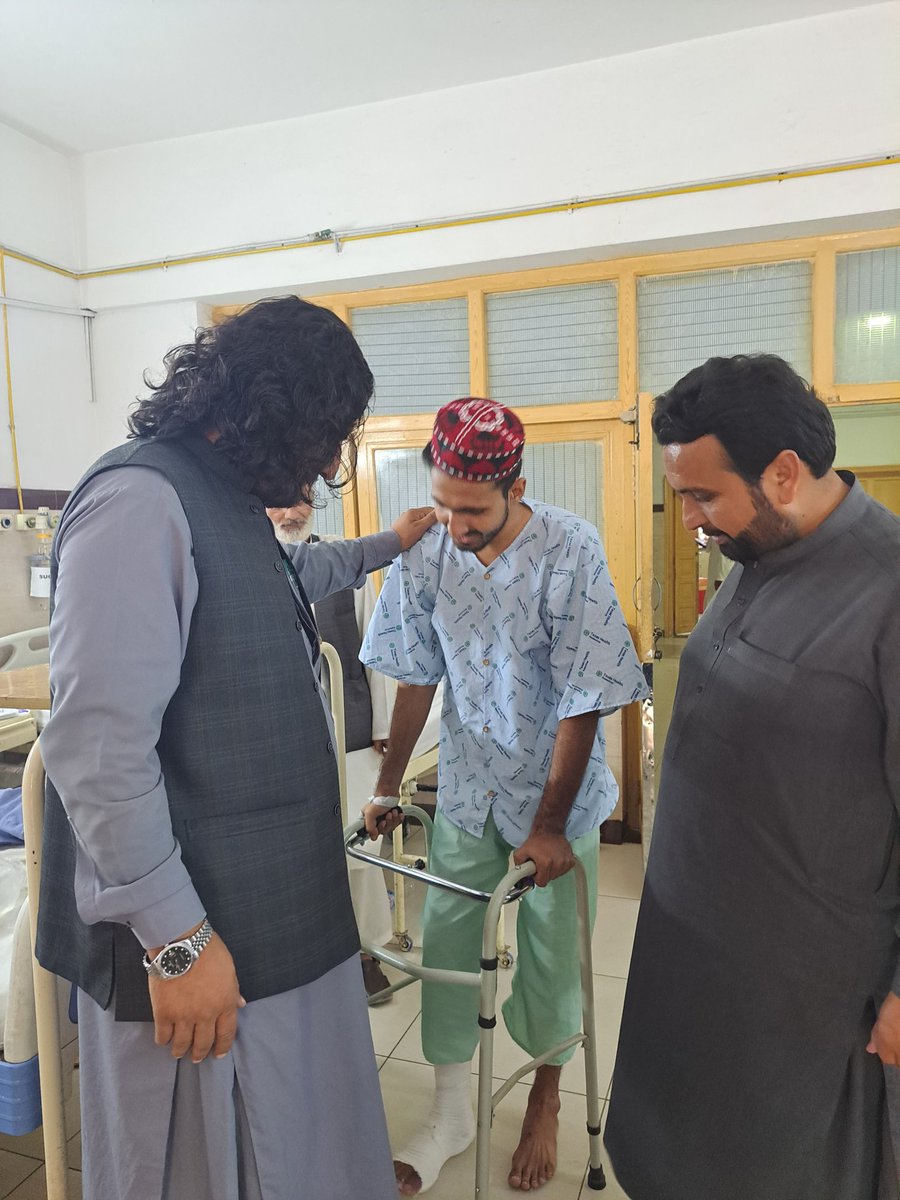 NDM_Official's tweet photo. پشاور: نیشنل ڈیموکریٹک موومنٹ کے ممبر مرکزی آرگنائزنگ کمیٹی انور سلیمان خیل، این ڈی ایم سندھ کے چیئرمین محمد شیر خان، این ڈی ایم اسلام آباد کے چیئرمین منصور محسود اور این ڈی ایم پختونخوا کے صوبائی آرگنائزنگ کمیٹی کے ممبر گلبدین محسود نے حیات آباد میڈیکل کمپلیکس میں پی ٹی ایم کے زخمی کارکنوں کی عیادت کی۔