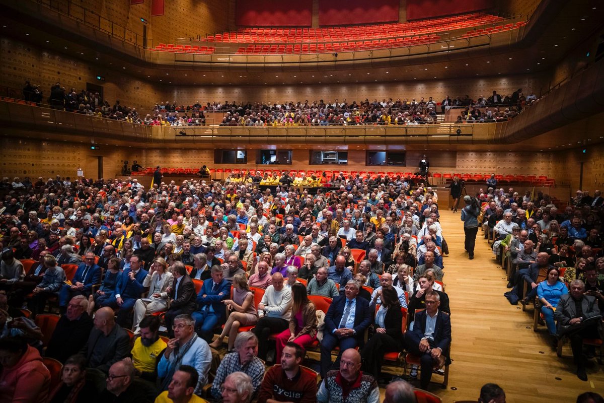 Grote opkomst bij de start van onze slotmeeting in Antwerpen, daags voor de gemeenteraads- en provincieraadsverkiezingen! 💛🦁#NVAslotmeeting